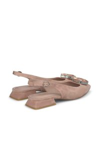 Blush-pinke Slingback-Schuhe mit niedrigem Blockabsatz, aus Veloursleder, offener Zehenpartie und dekorativen Steinakzenten auf dem Obermaterial.