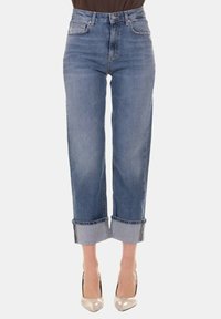 Jeans in denim azzurro chiaro con vita alta, vestibilità rilassata e orli ripiegati. Presentano un classico design a cinque tasche e chiusura con bottone metallico.