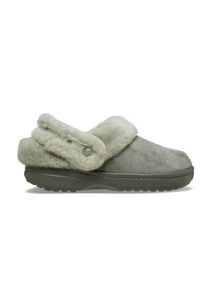 Sabot gris à enfiler avec doublure en fourrure douce et sangle en fourrure réglable sur une semelle en caoutchouc texturée, vu de profil.