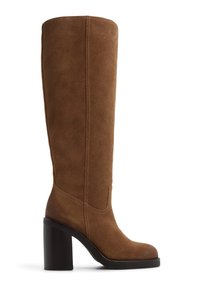 Stivale marrone in suede alta fino al ginocchio con tacco spesso, caratterizzato da una texture liscia e un design elegante; dettagli di cucitura discreti lungo i lati.
