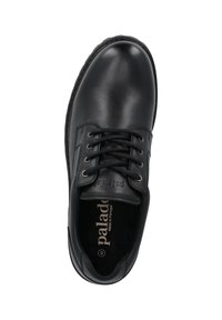 Schwarze Leder-Schnürschuhe mit runder Zehenform, strukturiertem Obermaterial, gesteppten Details und einer markierten Einlegesohle. Hergestellt in Portugal.