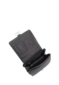 Zwarte leren handtas met een gladde textuur, een ritscompartiment en een metalen sluiting, met een gestreepte voering aan de binnenkant.