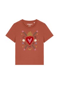 Krustfarbendes T-Shirt mit kurzen Ärmeln, das ein zentrales Herzmotiv zeigt, umgeben von floralem und himmlischen Designs in verschiedenen Farben. Weicher Stoff.