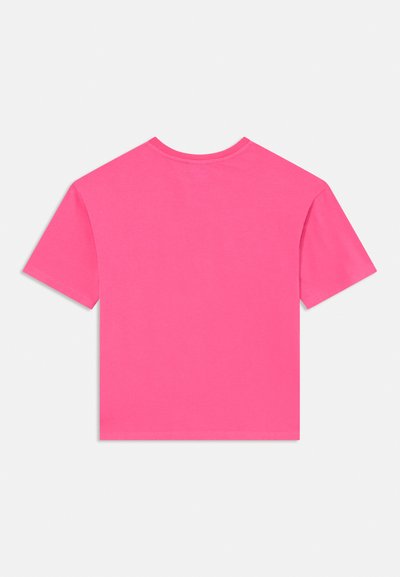 Világos rózsaszín, rövid ujjú póló hátulról, kerek nyakkivágással és egyszínű, egyszerű mintával.