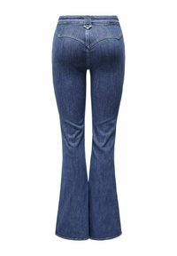 Vaqueros de denim acampanados en azul medio con una textura suave; presentan una cintura alta, dos bolsillos traseros y una ligera línea plegada a lo largo de las piernas.
