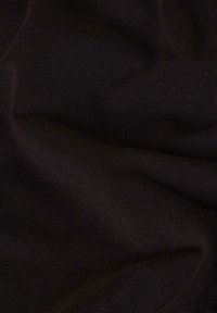 Zwarte stof met een gladde textuur, fijne ribbelpatroon en zachte val, die zachte plooien en kreuken laat zien.