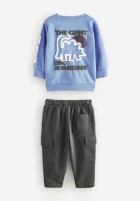 Niebieska bluza z dinozaurem i napisem; czarne spodnie cargo z kieszeniami; materiał jest miękki, sportowy design idealny do codziennego noszenia.