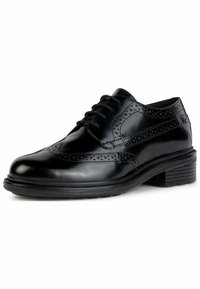 Une chaussure oxford en cuir noir avec une finition brillante, des perforations décoratives et une semelle en caoutchouc basse. Elle présente un système de laçage pour un ajustement sécurisé.