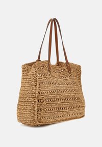 Bolsa de paja trenzada con asas de cuero marrón, forma rectangular y superficie texturizada que presenta patrones horizontales y detalles de malla.