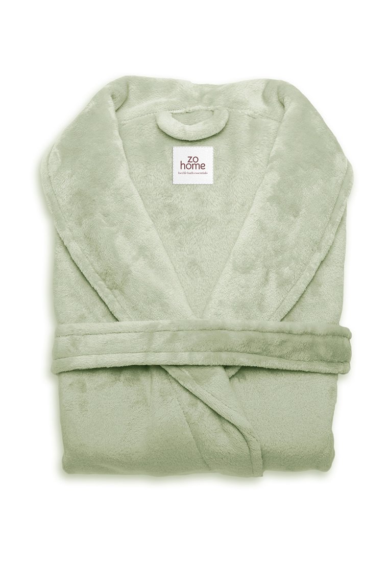 Peignoir de bain en polaire vert clair, doux et léger, avec un col châle, un tissu texturé et une taille nouée portant une étiquette "ZO home".