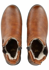 Bottines en cuir marron avec une texture lisse, panneaux latéraux élastiques et doublure en fourrure douce. Présente un petit logo à l'intérieur et des semelles en caoutchouc noires.
