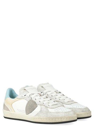 Witte leren sneakers met gestructureerde grijze accenten, lichtblauwe hiel, geperforeerde details en platte veters; rubberen zolen voor grip.