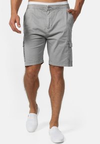 Shorts cargo gris avec une coupe décontractée, taille élastique, poches latérales, fermeture à boutons, fabriqués en tissu coton doux.