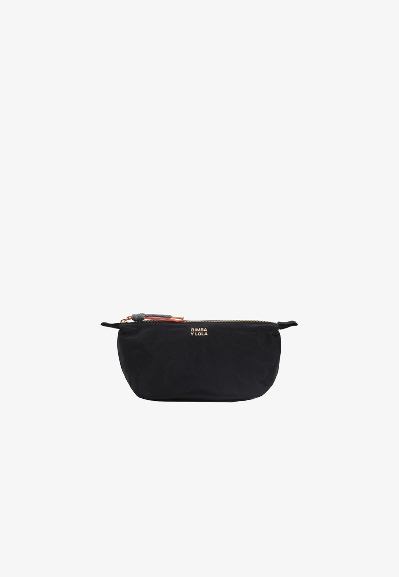 Pochette cosmetica nera in nylon, con chiusura a zip, zip pull in tessuto grigio e dettagli del logo dorato sulla parte anteriore.