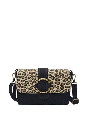 Sac bandoulière avec base noire, rabat à imprimé léopard, grande boucle ronde en laiton, et sangle noire ajustable avec fermoirs en laiton.