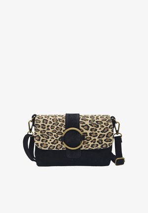Sac bandoulière avec base noire, rabat à imprimé léopard, grande boucle ronde en laiton, et sangle noire ajustable avec fermoirs en laiton.