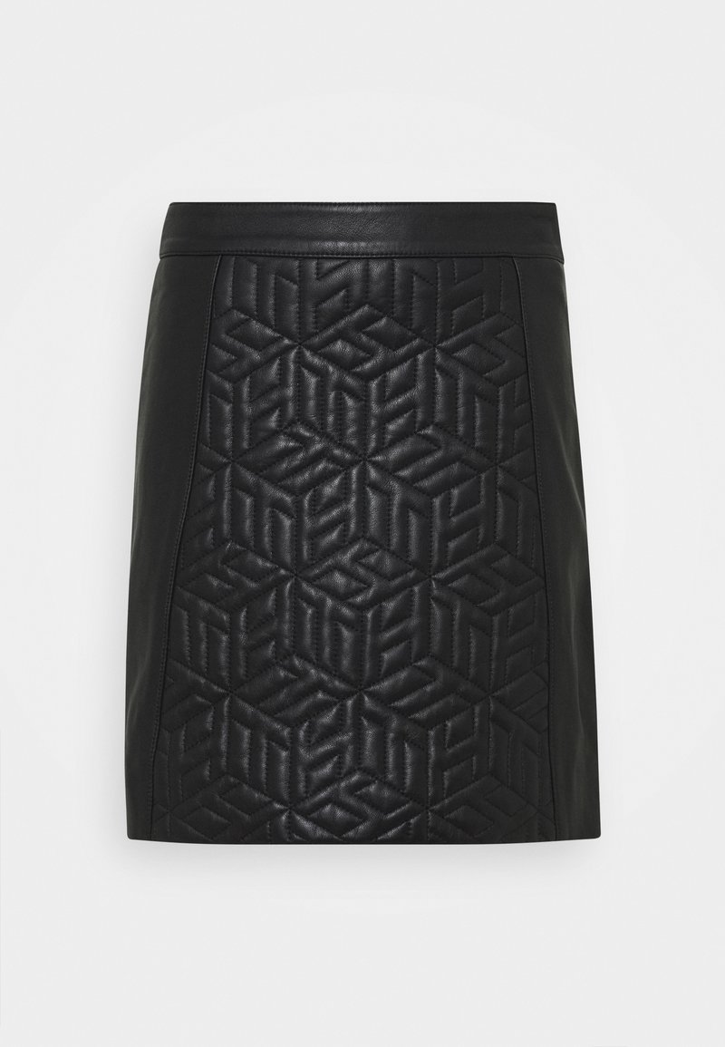 Mini-jupe en cuir noir avec motif matelassé géométrique à l'avant et panneaux latéraux lisses, ourlet droit et ceinture.