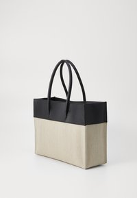 Borsa a tracolla con un design strutturato; parte superiore e manici in pelle nera; sezione inferiore beige strutturata; forma rettangolare.