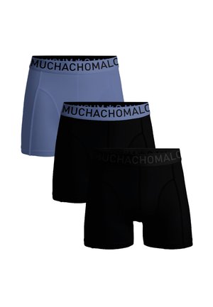 Herenboxershorts set: één lichtblauwe en twee zwarte. Zachte, rekbare stof met een zwarte elastische tailleband waarop de tekst "MUCHACHOMALO" staat.