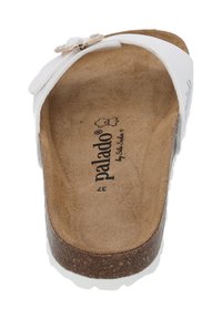 Witte sandaal met een gladde bovenkant, kurken zool en textielen binnenvoering. Heeft een decoratieve metalen accent en een gevormde voetbed voor comfort.