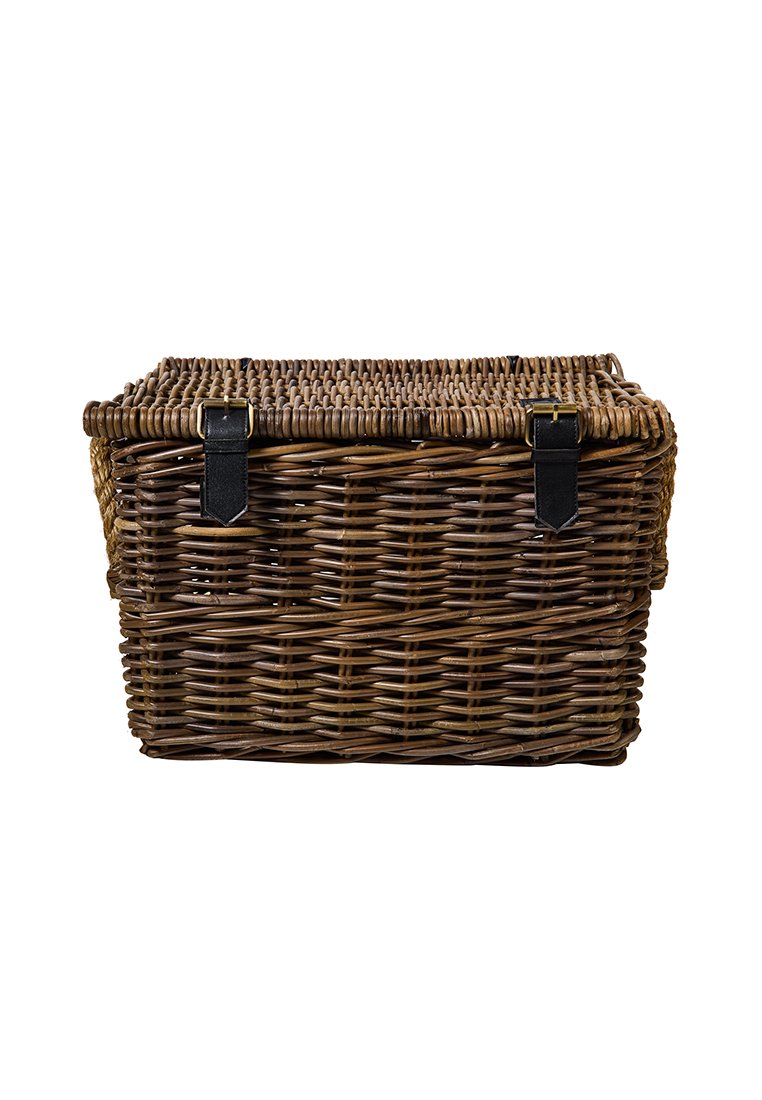 Geflochtener Aufbewahrungskorb aus braunem Rattan in rechteckiger Form, mit einem Deckel, der durch schwarze Lederriemen und Metallverschlüsse gesichert ist.
