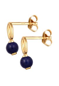 Goldfarbene Ohrstecker mit runden Lapislazuli-Perlen. Die Perlen sind poliert und hängen an geschwungenen goldenen Fassungen mit Schmetterlingsverschlüssen.