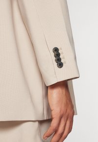 Jack & Jones JORDAYTON OVERSIZED SHORTS SUIT - Costume - feather gray