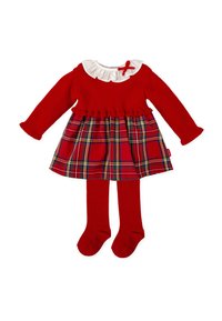 Vestido largo de manga larga rojo con un cuello blanco con volantes, falda de cuadros y medias rojas. Detalles notables incluyen un acento de lazo rojo.