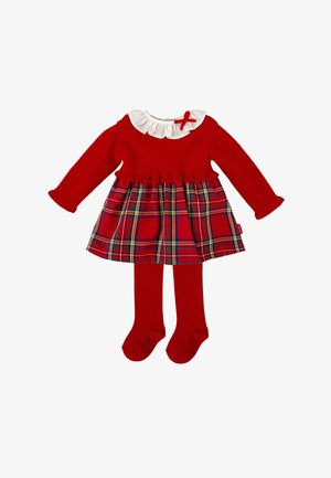 Vestido largo de manga larga rojo con un cuello blanco con volantes, falda de cuadros y medias rojas. Detalles notables incluyen un acento de lazo rojo.