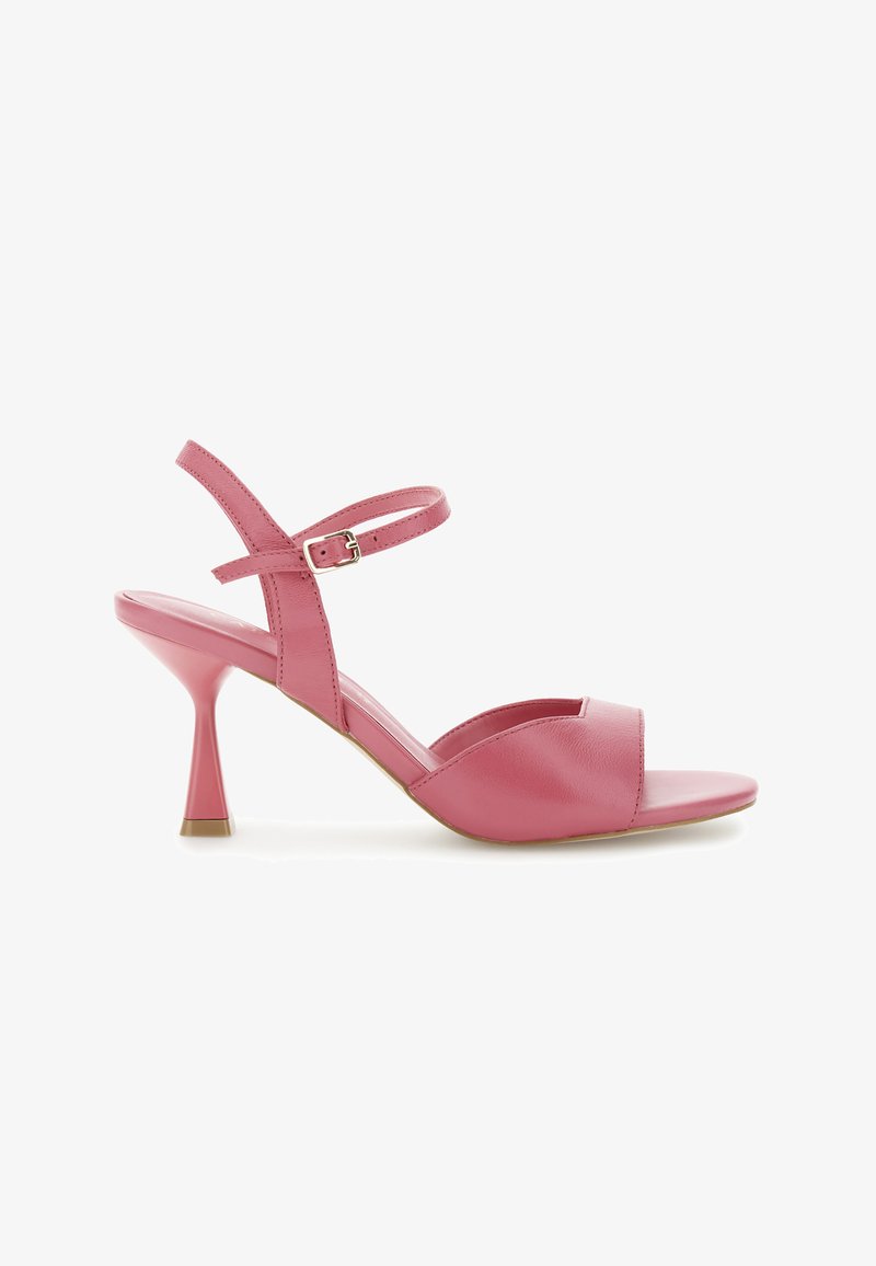 Roze leren hoge hakken sandalen met een kruisband met een gesp, open teen en een uniek flared hakontwerp.