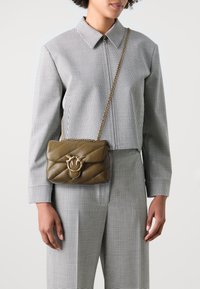 Pinko LOVE PUFF MINI - Torba čez telo - piantagione/antique gold