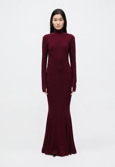 Weinrotes, langärmeliges, körperbetontes Kleid mit hohem Kragen und ausgestelltem Saum, gefertigt aus glattem Stoff, mit minimalistischen Design und ohne sichtbare Muster.
