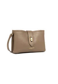 Borsa a tracolla in pelle texturizzata taupe con chiusura e tracolla dorate, logo Lancaster Paris impresso in oro al centro anteriore.