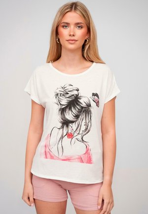 T-shirt blanc avec un design illustré en noir et rose d'une femme avec un papillon, associé à un short rose. Tissu doux, coupe décontractée.