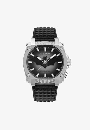 Zwarte leren band met textuurpatroon, roestvrijstalen kast, zwarte wijzerplaat met vleermuissymbool, zilveren uurmarkeringen en gravure voor beperkte editie.