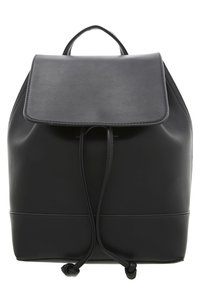 Sac à dos en cuir noir avec une fermeture à cordon et un rabat en haut. Il présente une texture lisse et des bords arrondis. Design simple.