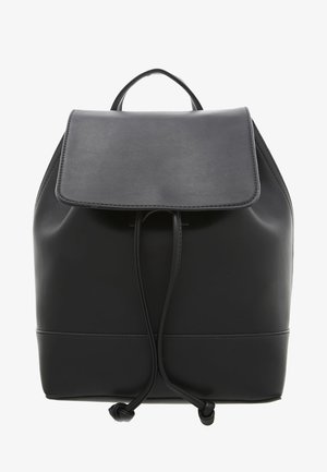 Czarny skórzany plecak z zapięciem na sznurku i klapą. Posiada gładką fakturę i zaokrąglone krawędzie. Prosty design.