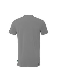 Gry polo-skjorte med et klassisk design, korte ærmer, glat tekstur og et diskret logo på venstre side. Ingen synlige mønstre eller detaljer.