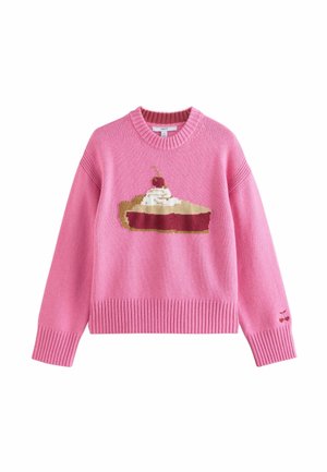 Różowy sweter z dzianiny z motywem kawałka wiśniowego ciasta oraz małym detalem wiśni na mankiecie lewego rękawa.