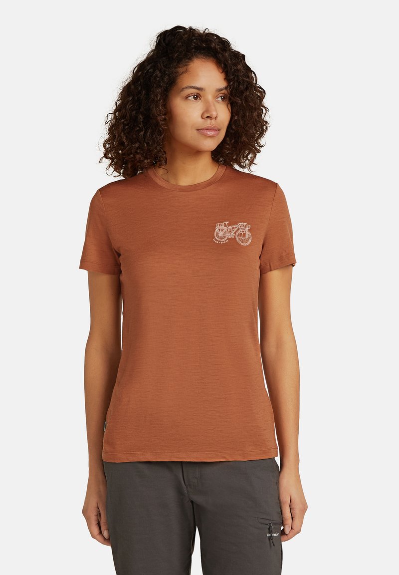 Camiseta de manga corta y cuello redondo en color óxido, hecha de tejido suave. Presenta un gráfico de bicicleta en blanco en la parte izquierda del pecho.