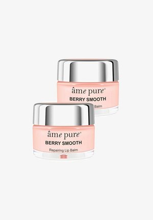 To glasskar med rosa leppebalm med sølvlokker, merket "âmes pure Berry Smooth," med en jevn, blank overflate og klar bunn.