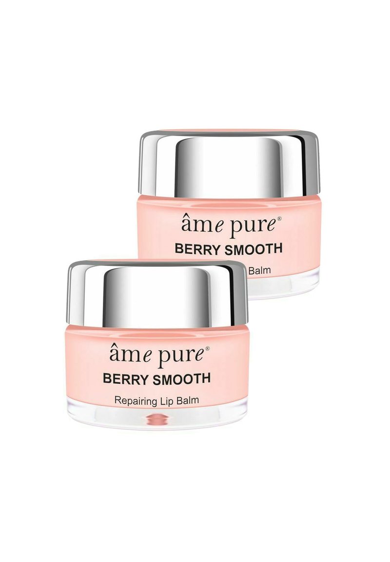 Zwei Gläser mit rosa Lippenbalsam und silbernen Deckeln, beschriftet mit "âmes pure Berry Smooth", die eine glatte, glänzende Oberfläche und einen klaren Boden aufweisen.