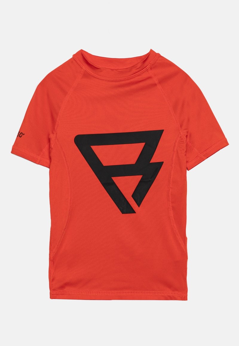 Rash guard orange vif à manches courtes avec un grand logo géométrique noir sur le devant et une étiquette de protection UV 50+ sur la manche.