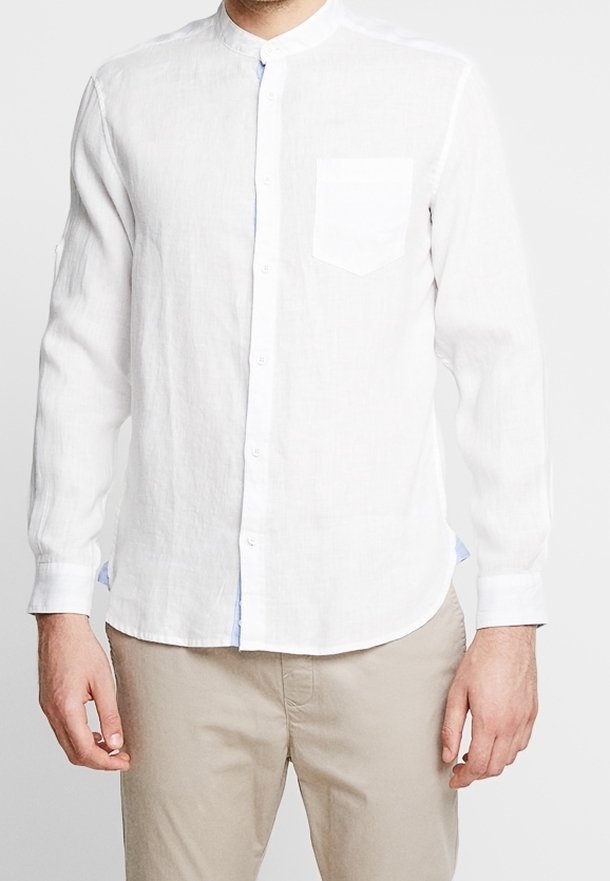 Biała lniana koszula z kołnierzykiem typu band, pojedynczą kieszenią na piersi i zapięciem na guziki. Długie rękawy zakończone guzikami. Zaokrąglony dół.