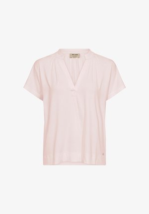 Blouse rose clair à manches courtes avec un col en V, des détails froncés au niveau du col, et une petite étiquette avec logo près de l'ourlet.