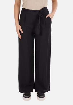 Pantaloni neri a gamba larga con cintura legata, realizzati in un tessuto leggero, dotati di due tasche laterali e una texture liscia.