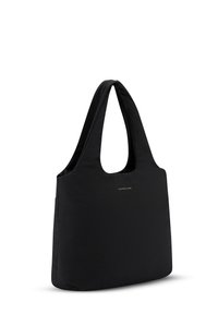 Svart tote-väska tillverkad av mjukt material, med en stor öppning, två axelband, en platt form och en minimalistisk design med logotypdetalj.