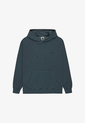 Bluza z kapturem w ciemnym odcieniu teal, wykonana z miękkiego materiału, z kieszenią z przodu, regulowanym sznureczkiem oraz małym logo na klatce piersiowej.