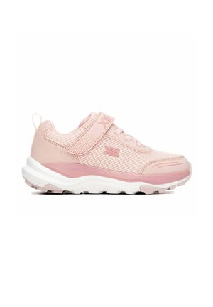 Zapatilla deportiva rosa claro con suela blanca, parte superior de malla y sintética, cordones y tira ajustable de velcro, logotipo lateral y lengüeta en el talón.