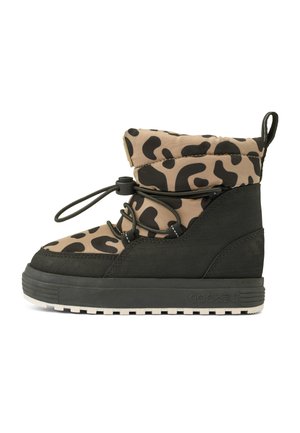 Winterstiefel mittlerer Höhe mit schwarzer Sohle, schwarzem unteren Stoff und beigem Obermaterial mit schwarzem Leopardenmuster, mit Zuglasche und elastischem Kordelverschluss.